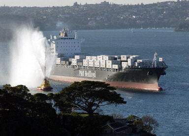 图文:澳最大的集装箱运货船驶过悉尼歌剧院