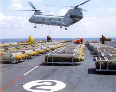 资料图片:美军ch-46直升机在运输弹药