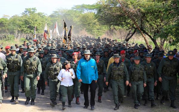 委内瑞拉总统视察军事基地 指示军队保卫祖国(图)