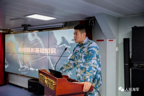 酷！清华毕业的航母记者亮相讲台 一起认识一下他们 (http://www.ix89.net/) 军事 第3张