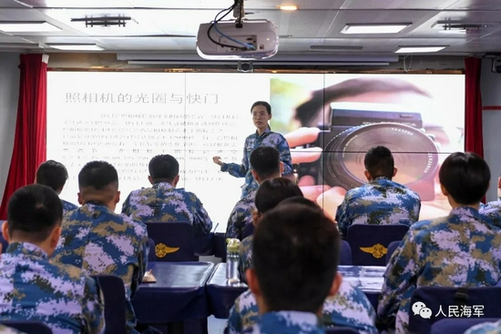 酷！清华毕业的航母记者亮相讲台 一起认识一下他们 (http://www.ix89.net/) 军事 第2张