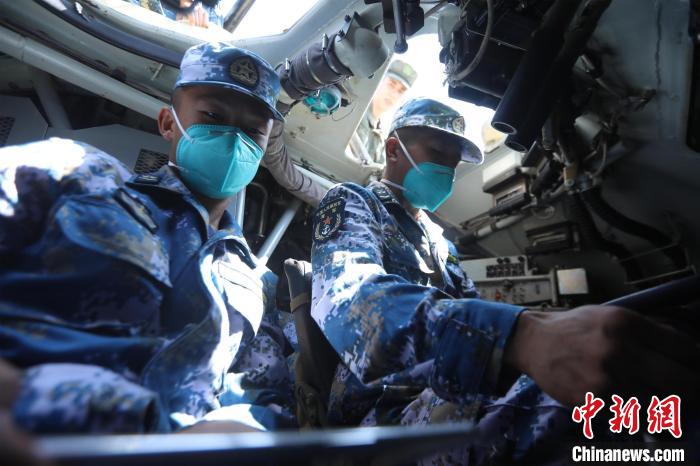 "国际军事比赛-2021海上登陆项目"中国队接收武器装备
