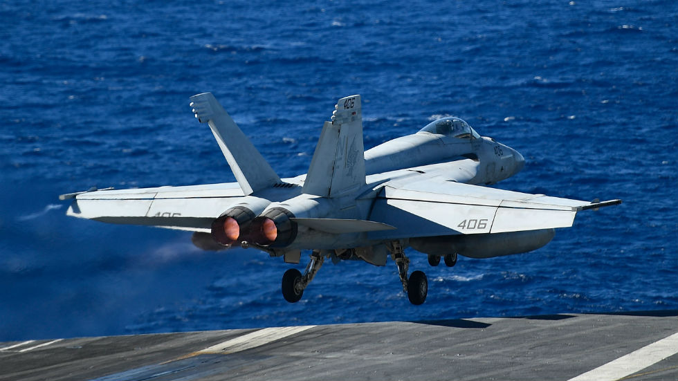 美军：上月一架F/A-18被大风刮进地中海 刚打捞回来