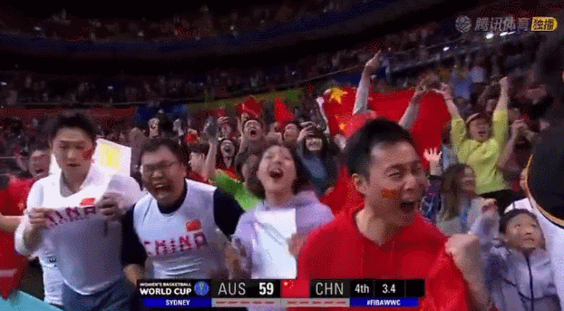 暗讽中国队球迷“反客为主” 澳媒记者随即被教做人