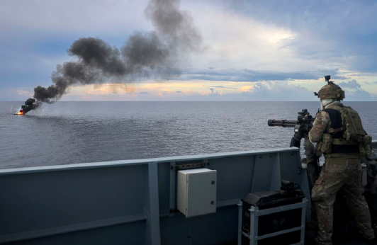 英国皇家海军在加勒比海击沉走私船 查获400公斤毒品