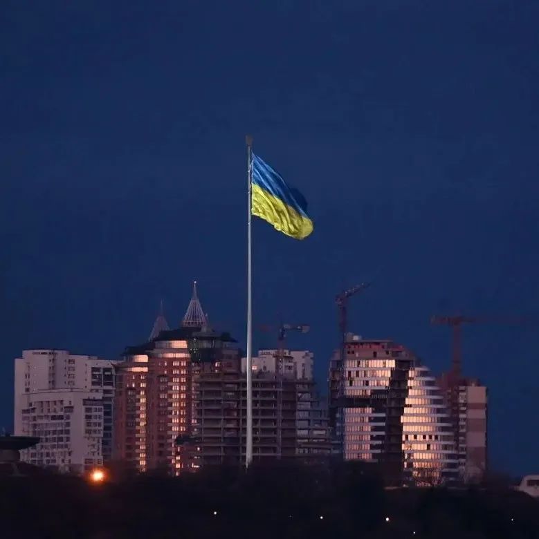 泽连斯基：赫尔松市周边升起数十面乌国旗