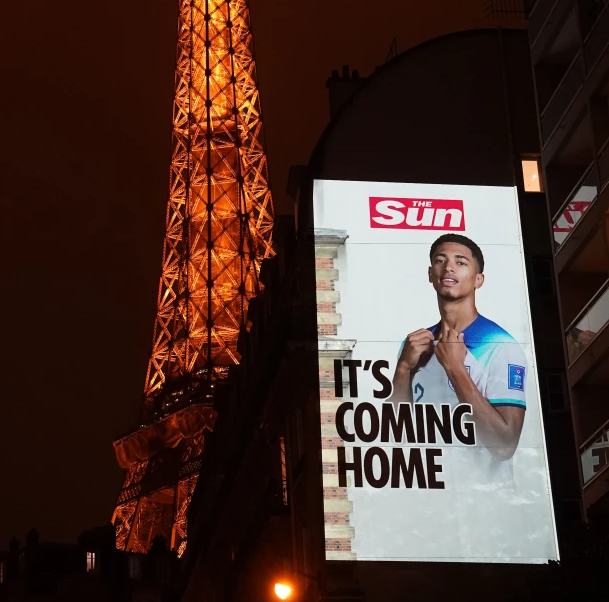英媒到埃菲尔铁塔下“辱法”，结果法国把英格兰送回家