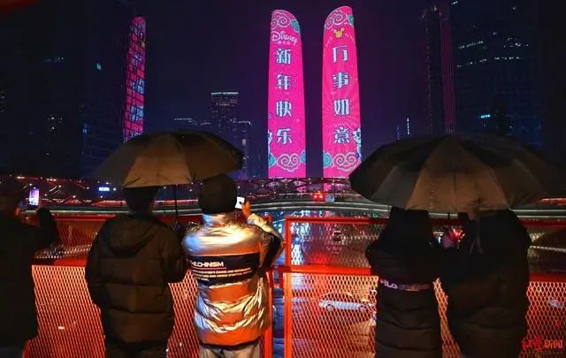 跨年夜，上海南京路步行街再现武警拉链式人墙