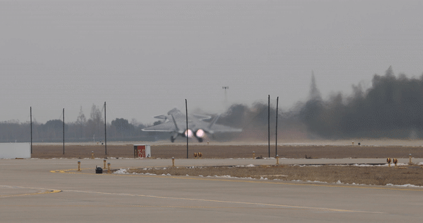 新年开训东部战区空军航空兵数架歼-20出击 展开对决