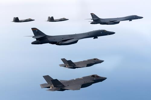 韩美联合空中军演出动战略轰炸机 朝鲜:将超强硬回应