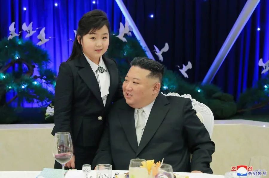 金正恩偕女儿访问朝鲜人民军将领宿舍