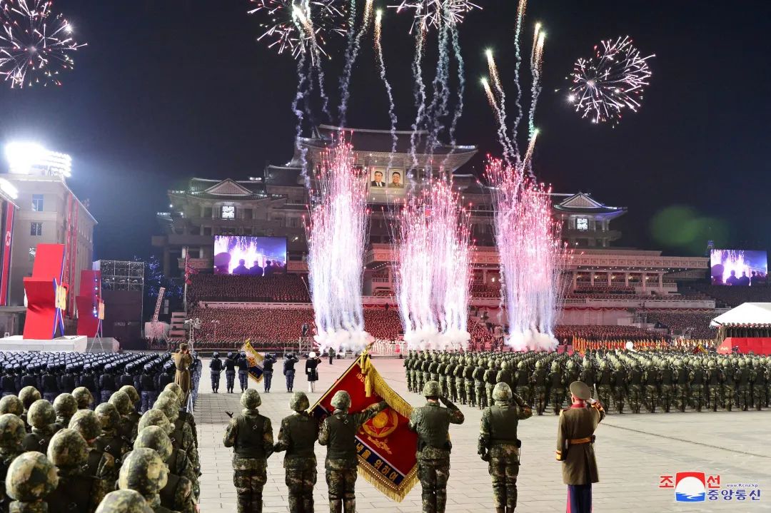 朝鲜举行阅兵纪念人民军建军75周年 展示多型新武器
