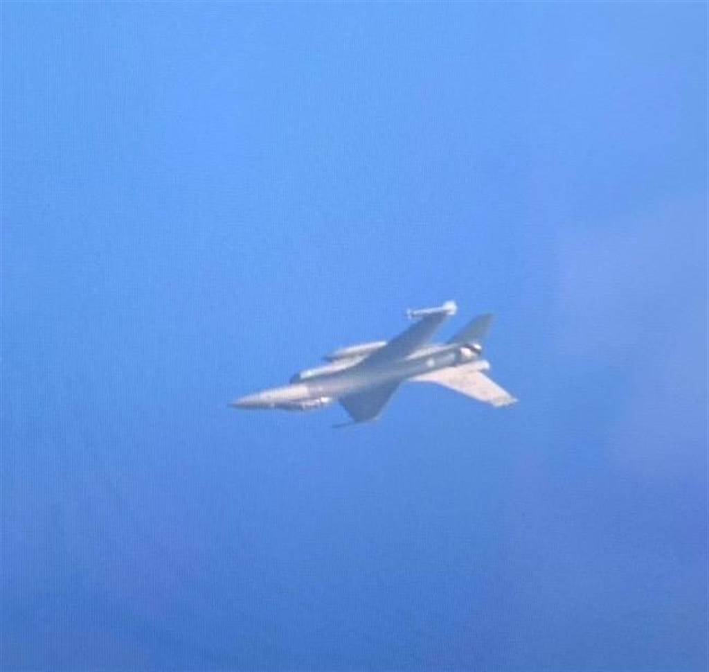 台媒曝光台军F-16V战机失事前画面 称飞行姿态"诡异"