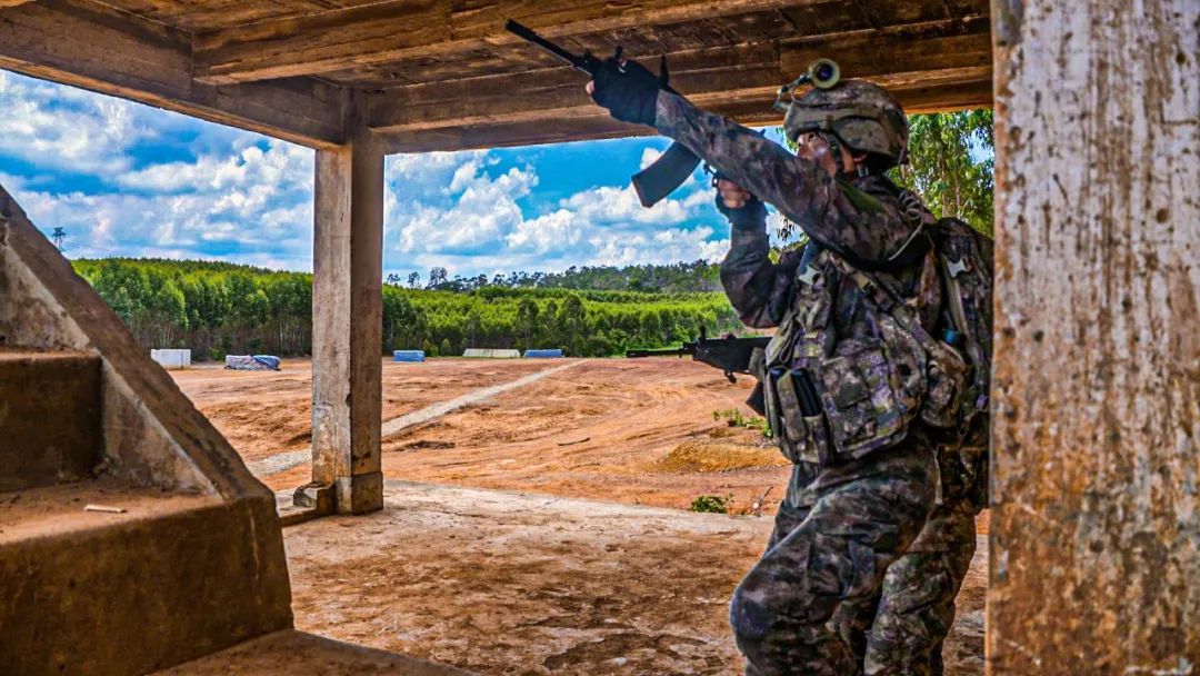 隔屏有震感!陸戰隊女兵武裝上陣 