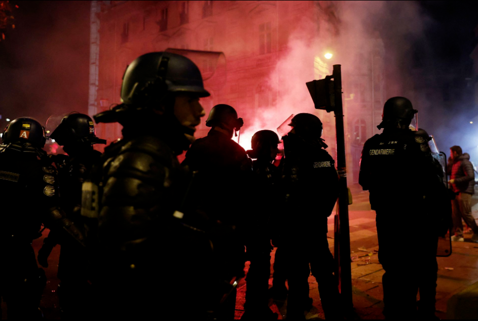 球迷在法国巴黎街头引发骚乱 警方发射催泪瓦斯