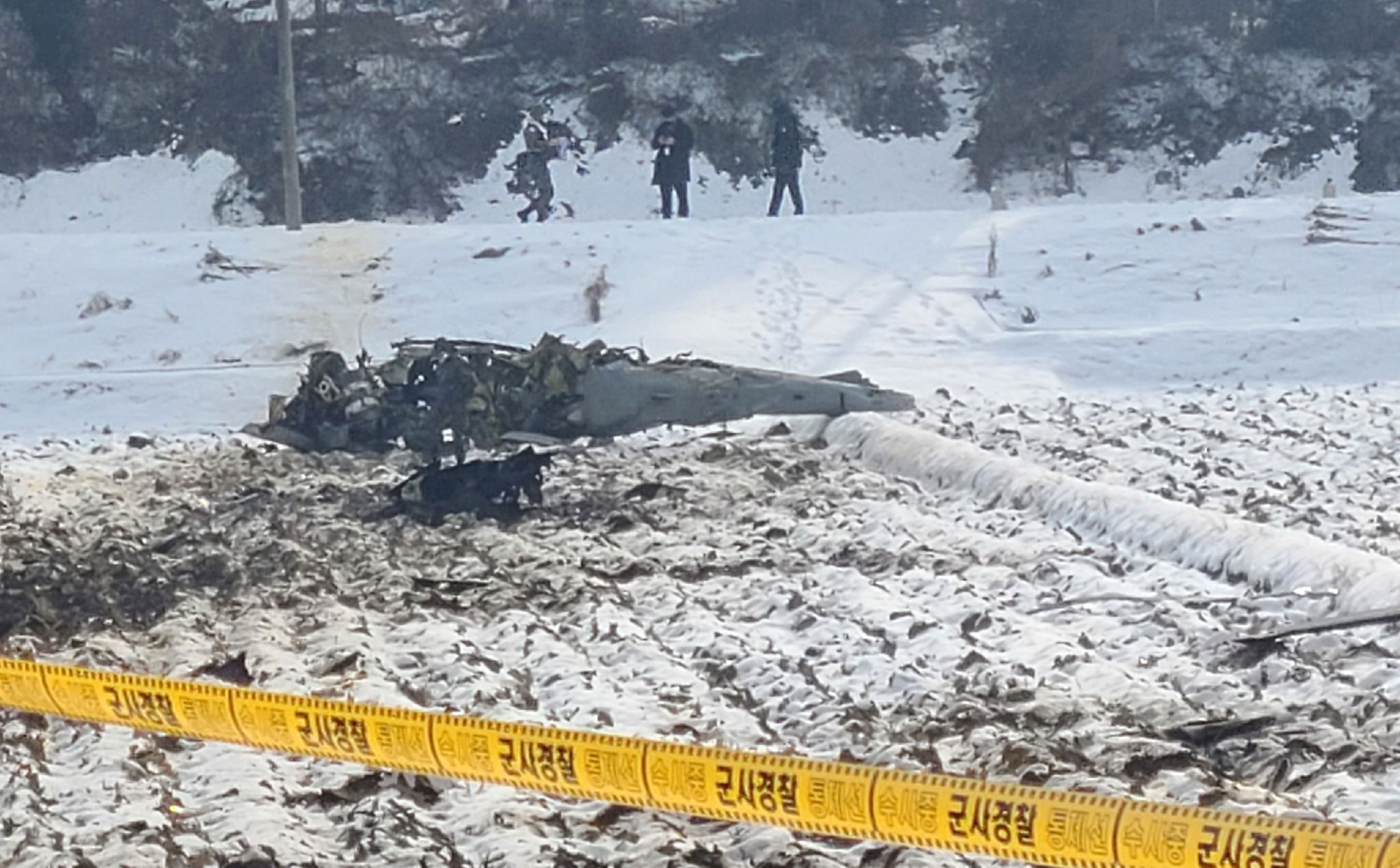 韩国一架攻击机在农田坠毁：机翼机身分离 黑烟滚滚