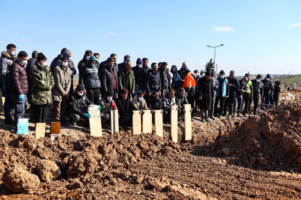 外媒：土叙两国强震后灾区墓地满员 遇难者无处安放