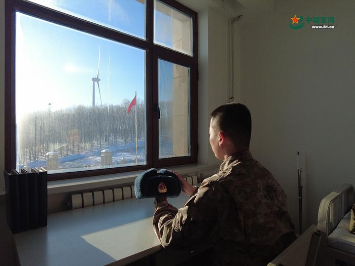  新年第一天，祖国东极某雷达站宿舍，一名战士沐浴阳光，凝望远方。
