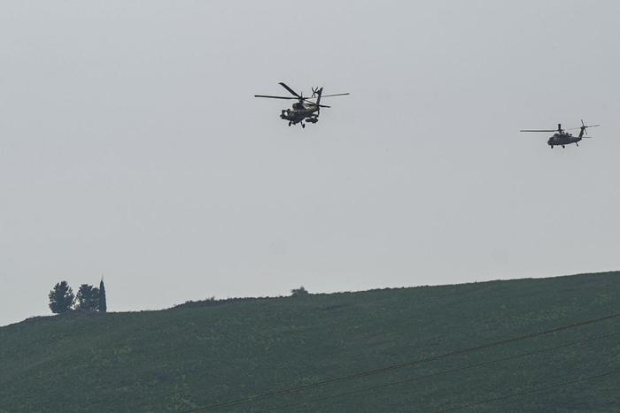 这是以色列北部边境上空的以军直升机（1月8日摄）。新华社发（阿亚尔·马戈林摄/基尼图片社）