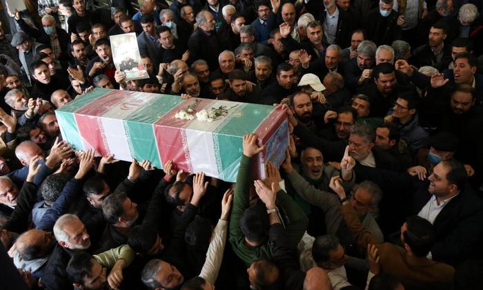 1月5日，在伊朗德黑兰，人们参加克尔曼市爆炸袭击事件遇难者的葬礼。新华社记者 沙达提 摄
