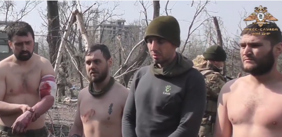 网传亚速钢铁厂5名乌克兰士兵投降的视频截图