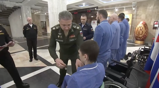 俄国防部23日发布的视频显示，其副防长伊万诺夫在医院内向接受救治的伤员授勋