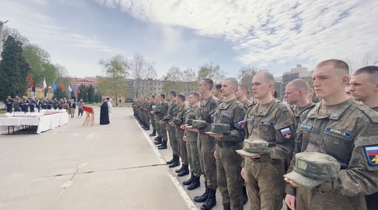 俄国防部23日公布神职人员组织复活节活动视频截图，俄军官兵接受当晚复活节特制餐食