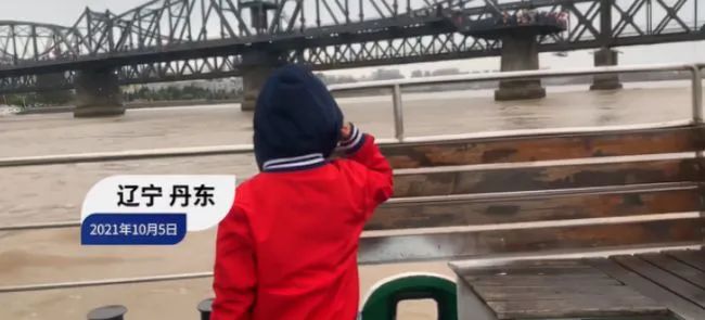 △4岁男孩看完《长津湖》后，乘游船过鸭绿江时自发向断桥敬礼