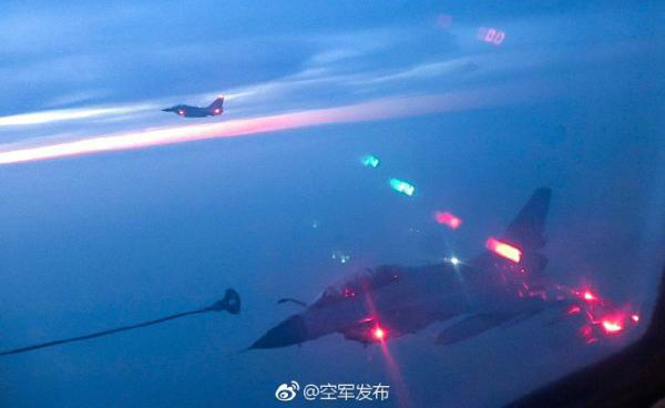 歼-10战斗机进行夜间空中加受油训练。