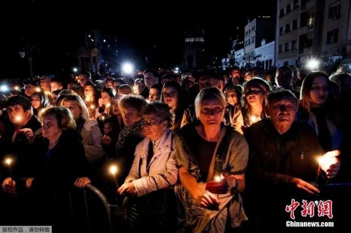 塞尔维亚悼念北约轰炸遇难者 武契奇:他们不会被遗忘
