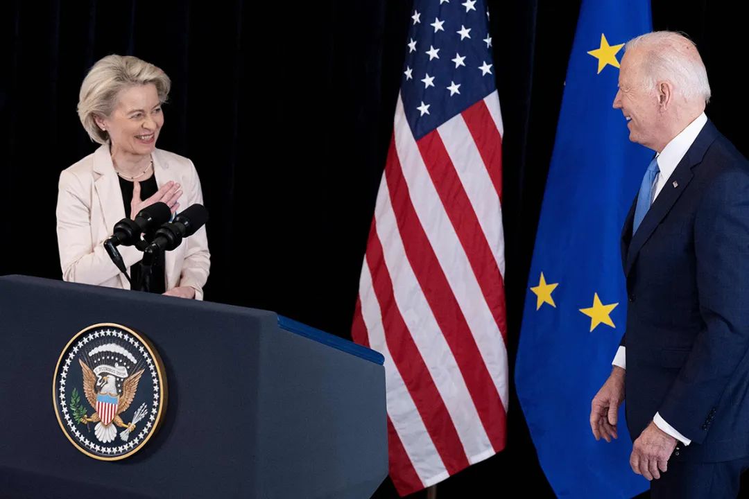当地时间2022年3月25日，比利时布鲁塞尔，欧委会主席冯德莱恩与美总统拜登举行记者会。图自视觉中国