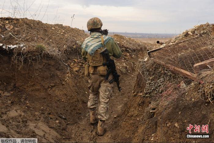 资料图：一名乌克兰士兵在乌东部顿涅茨克地区的一处战壕。