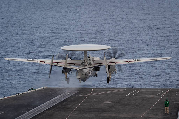 一架美国海军E-2D“先进鹰眼”预警机在美国东海岸坠海，机上一人死亡，两人受伤。