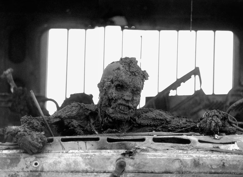▲“死亡公路”上被烧焦的伊拉克士兵（图源：《大西洋月刊》）