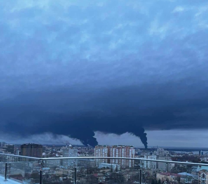 敖德萨当地居民拍摄到，被击中的炼油厂与燃料库冒出浓烟 图源：社交媒体