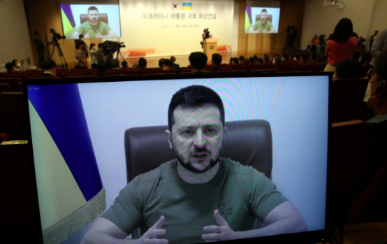 泽连斯基11日下午在韩国国会发表视频演讲（图源：韩媒）