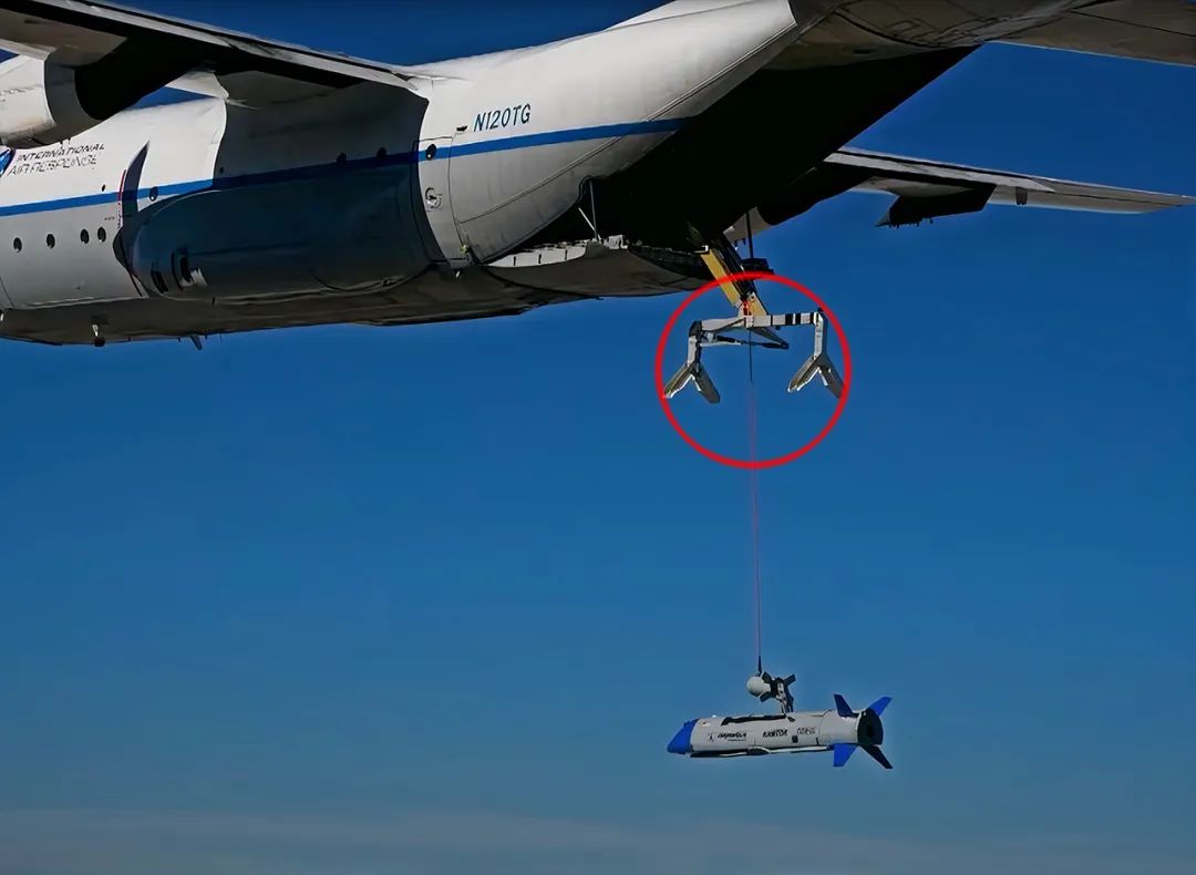 资料图片：美军C-130运输机正在用机械臂空中回收X-61A“小妖精”无人机。（美国国防部高级研究计划局官网）
