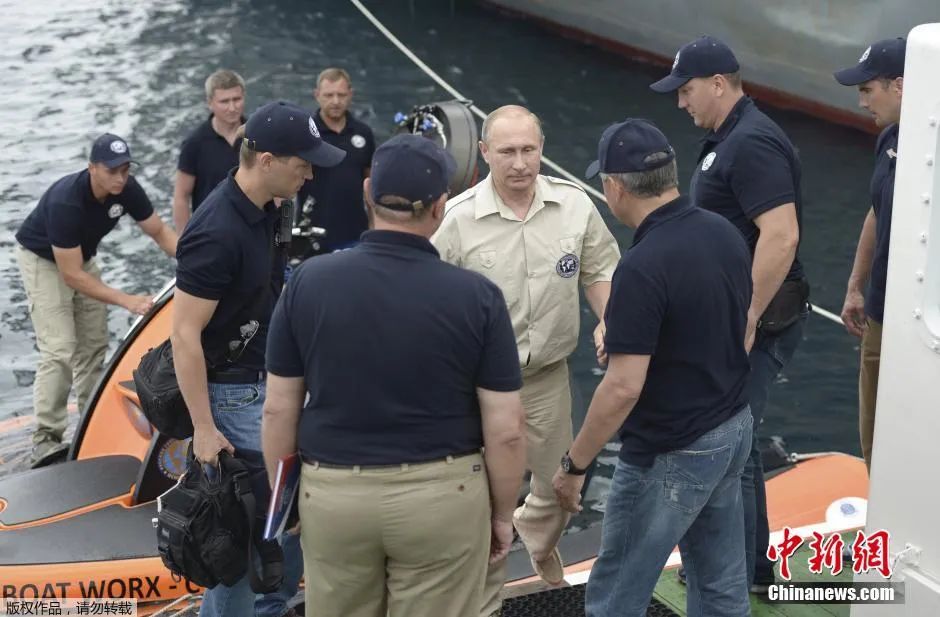 资料图：俄总统普京到访克里米亚，黑海上乘潜艇。