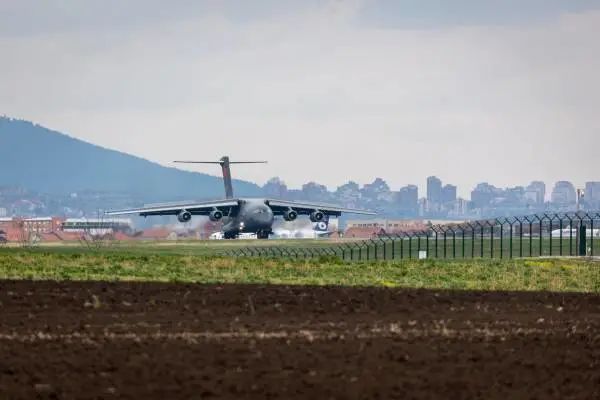 4月10日抵达塞尔维亚的中国军机“运-20”