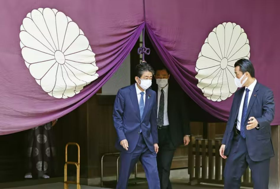 21日，日本前首相安倍晋三参拜靖国神社，图自日本经济新闻