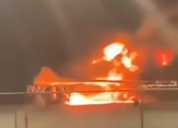 ▲网络上发布的一段疑似B-1B“枪骑兵”轰炸机起火的视频。（社交媒体视频截图）