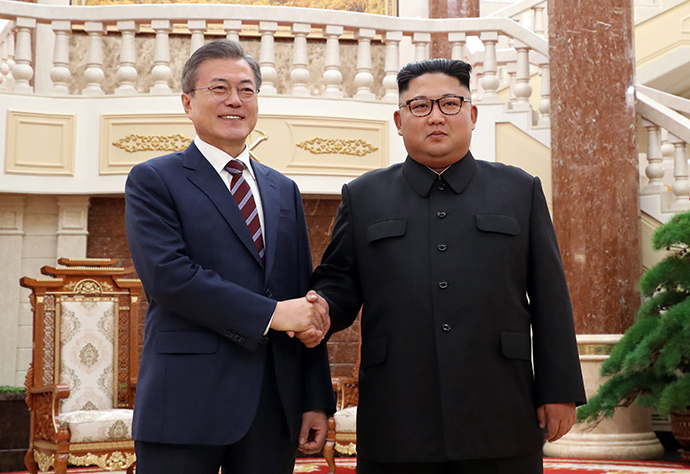 韩国总统文在寅与朝鲜最高领导人金正恩。人民视觉 资料图