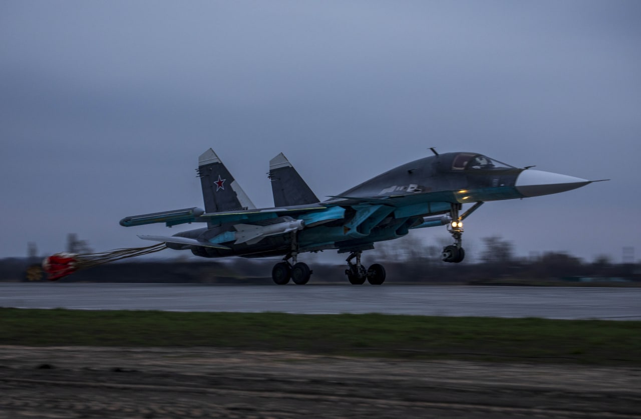 俄国防部24日公布的俄空天军战术空军部队苏-34战斗轰战机参加特别军事行动图片