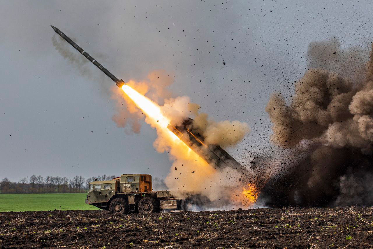 俄国防部24日公布的“龙卷风”重型火箭炮战斗班组执行任务时的照片