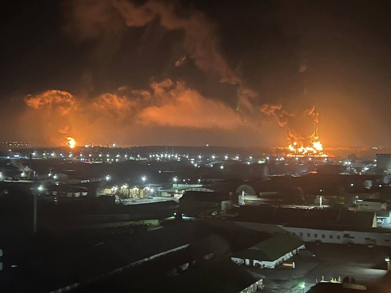 网传25日凌晨布良斯克市区的两场大火照片