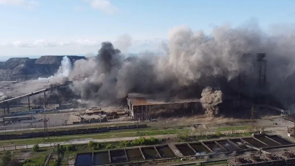 （视频截图）当地时间2022年5月5日，顿涅茨克马里乌波尔，亚速钢铁厂浓烟四起。