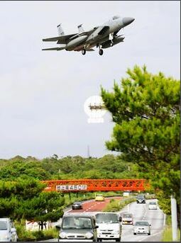 一架美军F-15战斗机即将降落在冲绳嘉手纳基地（日本《冲绳时报》网站）