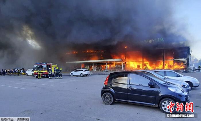 乌方称一购物中心遭俄导弹袭击致16死 俄媒提出质疑