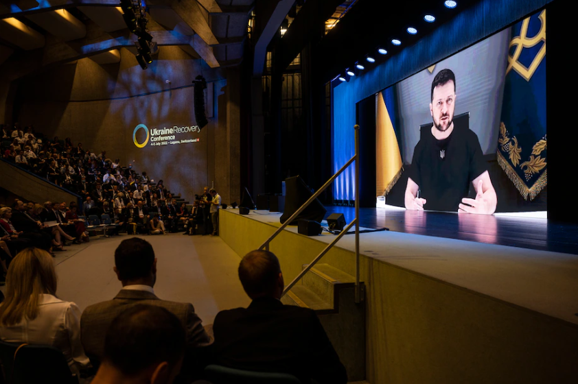 乌克兰总统泽连斯基乌克兰重建国际会议上发表视频讲话。图自美联社