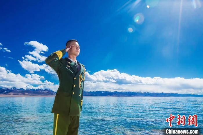 资料图为黄兵军装礼服照。西藏边检总站轮训大队供图